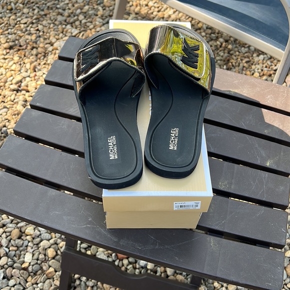 MK Slides size 8 - Picture 3 of 4